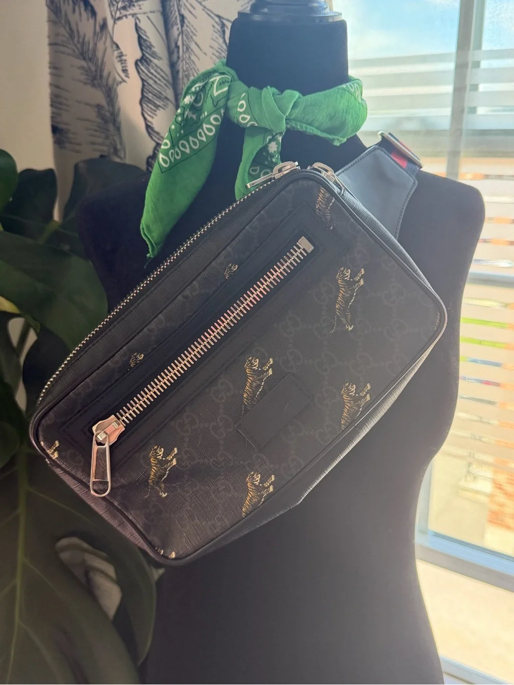 Authentic: Gucci GG Supreme Monogram Tiger Belt Bag